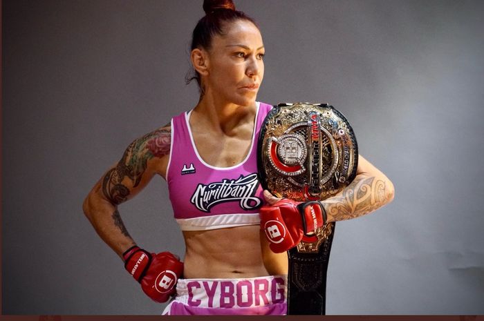 Cris Cyborg, pernah menjadi juara di 4 ajang promosi MMA berbeda. 