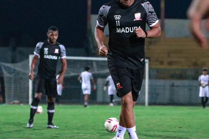 Striker baru Madura United, Bruno Lopes saat menjalani latihan bersama.