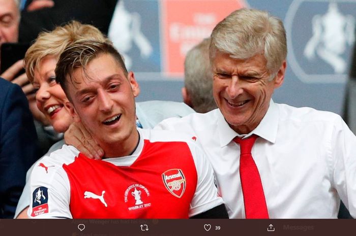 Mesut Oezil dan Arsene Wenger saat sang pelatih masih menukangi Arsenal.