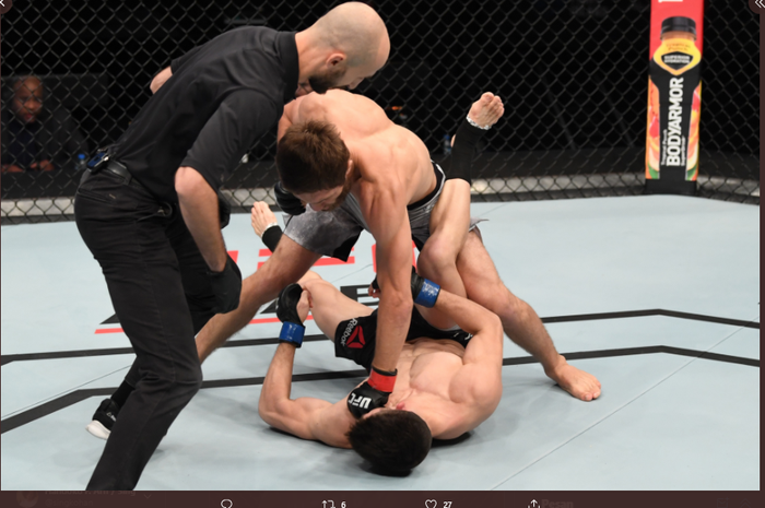 Pertarungan UFC kelas bantam, Said Nurmagomedov (berdiri) dan Mark Striegl dalam ajang UFC Fight Island 6, Minggu (18/10/2020).