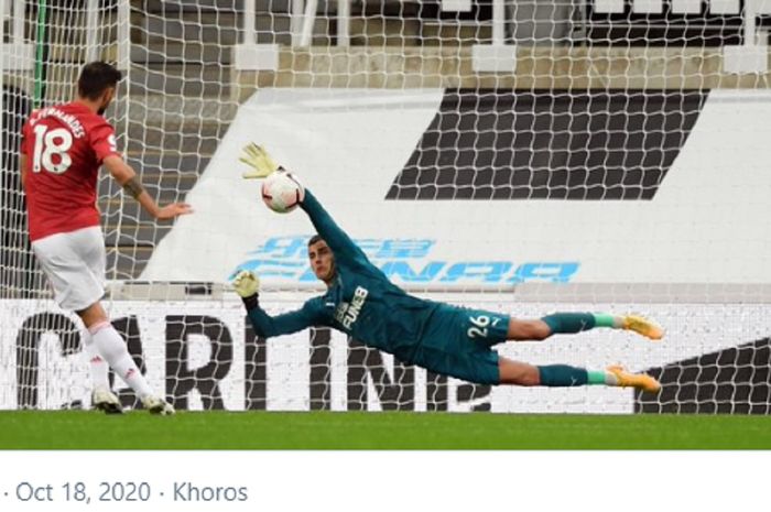 Tendangan penalti gelandang Man United, Bruno Fernandes, berhasil ditepis kiper Newcastle United, Karl Darlow. 