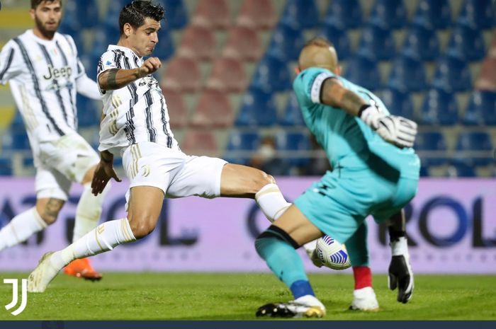 Alvaro Morata beraksi dalam laga Crotone vs Juventus di Liga Italia, Sabtu (17/10/2020) di Stadion Ezio Scida.