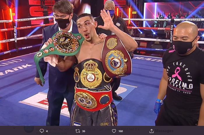 Selebrasi Teofimo Lopez usai mengalahkan Vasyl Lomachenko, Minggu (18/10/2020)