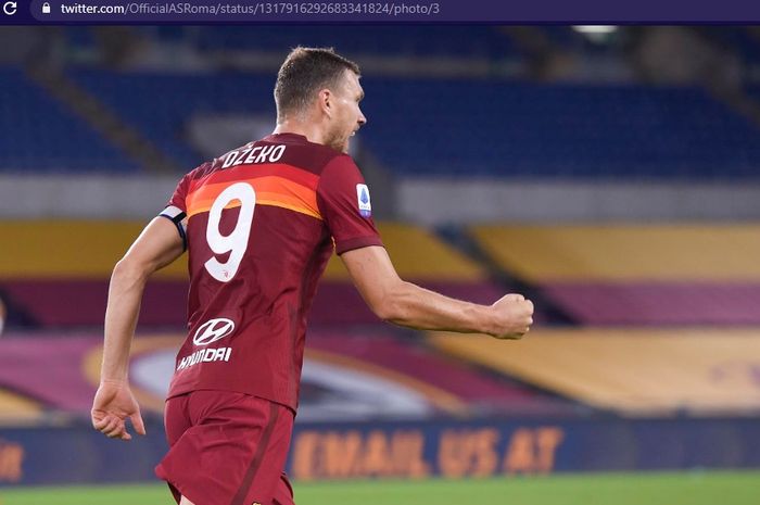 Penyerang AS Roma, Edin Dzeko, melakukan selebrasi usai mencetak gol ke gawang Benevento pada Senin (19/10/2020) pukul 01.45 WIB.
