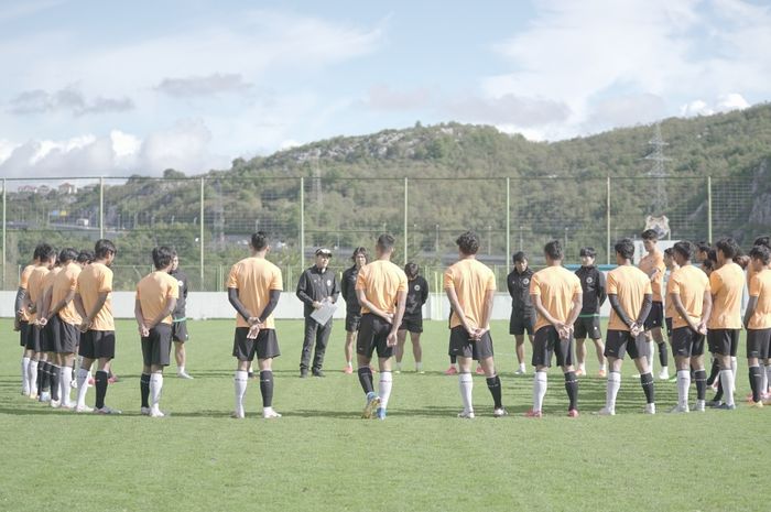 Shin Tae-yong saat briefing latihan bersama skuad timnas U-19 Indonesia di Split, Kroasia, Sabtu (17/10/2020)