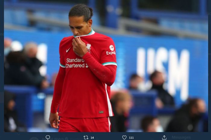 Reaksi bek Liverpool, Virgil van Dijk, saat ditarik keluar karena cedera dalam duel kontra Everton.