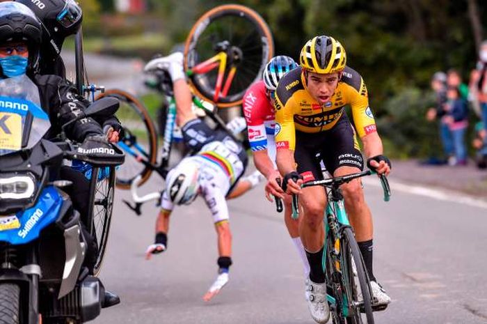 French cyclist Julian Alaphilippe of Deceuninck - Quick-Step falls after crashing into a motorbike, as he rides behind Belgian Wout Van Aert of Team Jumbo-Visma (front) and Dutch Mathieu van der Poel of Alpecin-Fenix (back) during the 'Ronde van Vlaanderen - Tour des Flandres - Tour of Flanders' one day cycling race, 241 km from Antwerp to Oudenaarde, Sunday 18 October 2020. (Photo by Luc CLAESSEN / BELGA / AFP) / Belgium OUT (Photo by LUC CLAESSEN/BELGA/AFP via Getty Images)