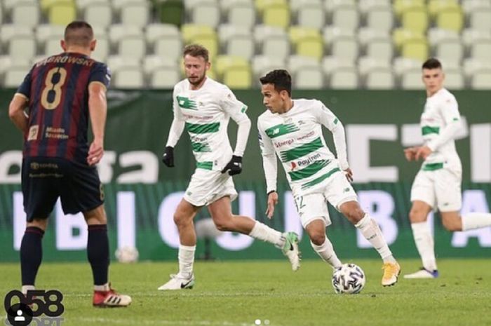 Gelandang serang Lechia Gdansk Egy Maulana Vikri (ketiga dari kiri) menggiring bola saat melawan Pogon Szczecin dalam Liga Polandia Ekstraklasa, Selasa (20/10/2020) dini hari WIB.