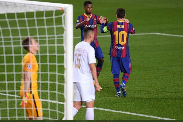 Ansu Fati merayakan gol untuk Barcelona bersama Lionel Messi saat melawan Ferencvaros dalam laga babak penyisihan grup G Liga Champions 2020-2021, Rabu (21/10/2020) dini hari WIB.
