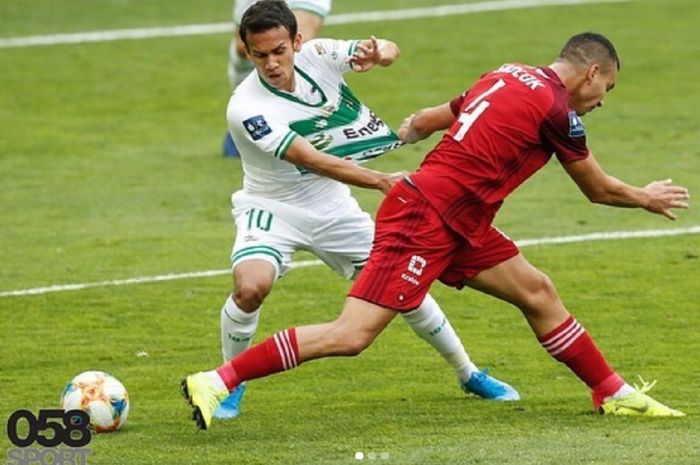 Egy Maulana Vikri (kiri) tampil gesit saat memperkuat Lechia Gdansk di Liga Polandia Ekstraklasa.