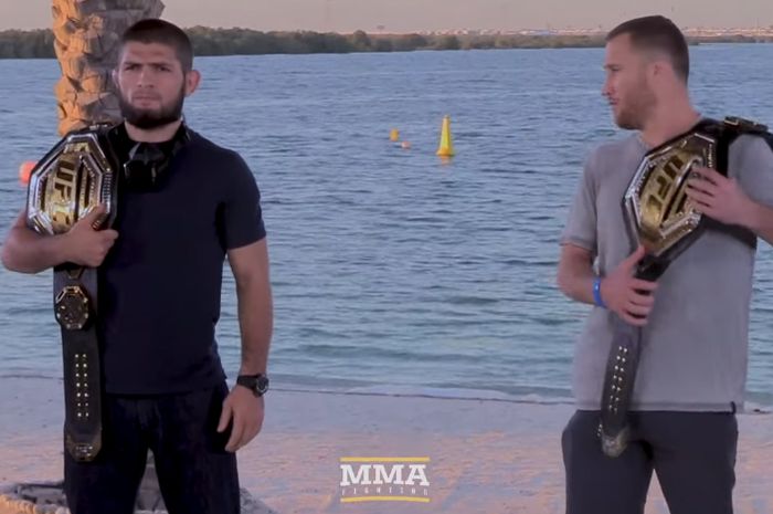 Khabib Nurmagomedov dan Justin Gaethje berpose setelah jumpa pers pra-pertandingan UFC 254 di Fight Island, Abu Dhabi, Uni Emirat Arab, 21 Oktober 2020.