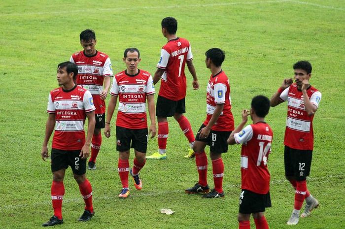 Para pemain Madura United usai latihan bersama Arema FC di Stadion Kanjuruhan, Malang, Rabu (21/10/2020.