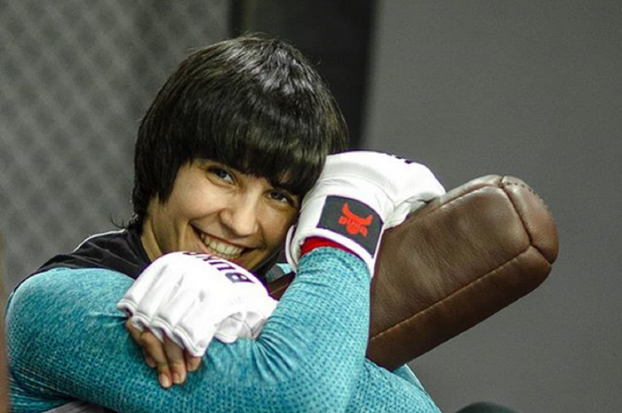 Petarung wanita asal Uzbekistan, Liliya Shakirova yang bakal debut di UFC 254.