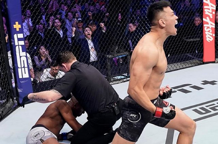 Petarung UFC, Da Un Jung (kanan) setelah mengalahkan Mike Rodriguez pada seri tarung di Busan, Korea Selatan (21/12/2019).