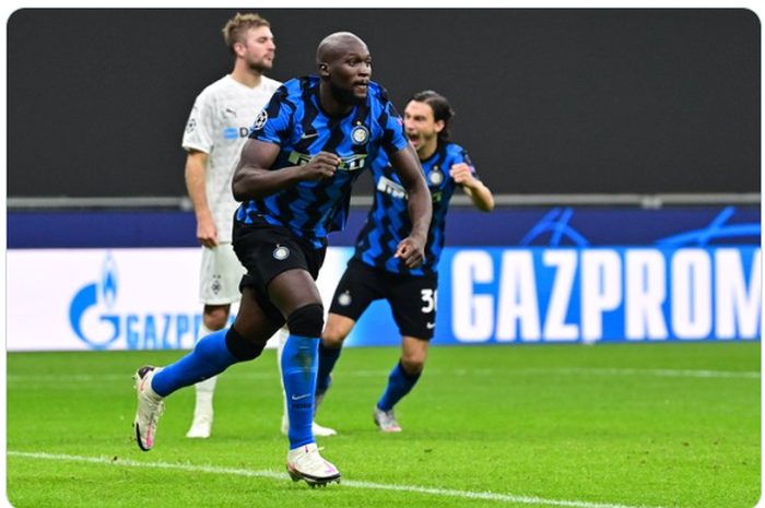 Striker Inter Milan, Romelu Lukaku, merayakan gol yang ia cetak ke gawang Borussia Moenchengladbach dalam matchday 1 grup B Liga Champions 2020-2021.