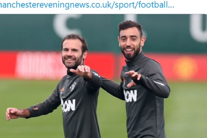 Dua gelandang Manchester United, Juan Mata (kiri) dan Bruno Fernandes. 