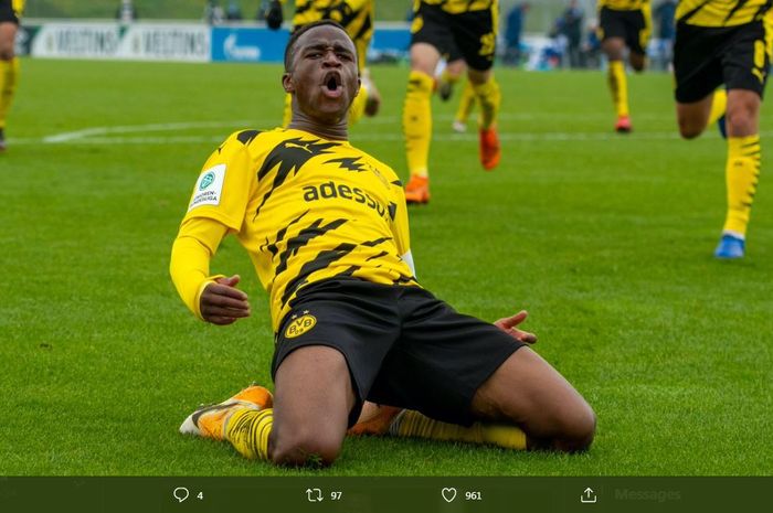 Bintang muda tim junior Borussia Dortmund, Youssoufa Moukoko.