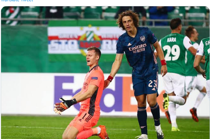 Kiper Arsenal, Bernd Leno, dan bek David Luiz, usai gol Rapid Wien dalam lpada pertandingan perdana babak penyisihan Grup B Liga Europa 2020/2021 pada Kamis (22/10/2020) pukul 23.55 WIB.