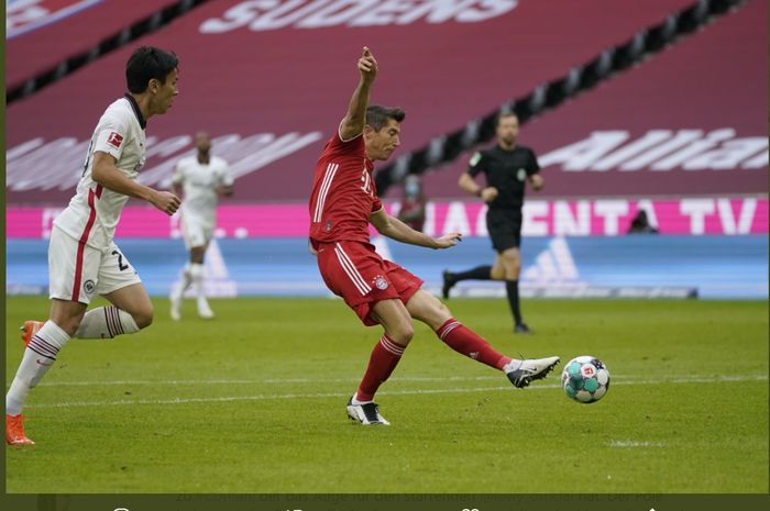 Robert Lewandowski mencetak gol dalam laga Bundesliga antara Bayern Muenchen kontra Eintracht Frankfurt di Allianz Arena, Sabtu (24/10/2020).