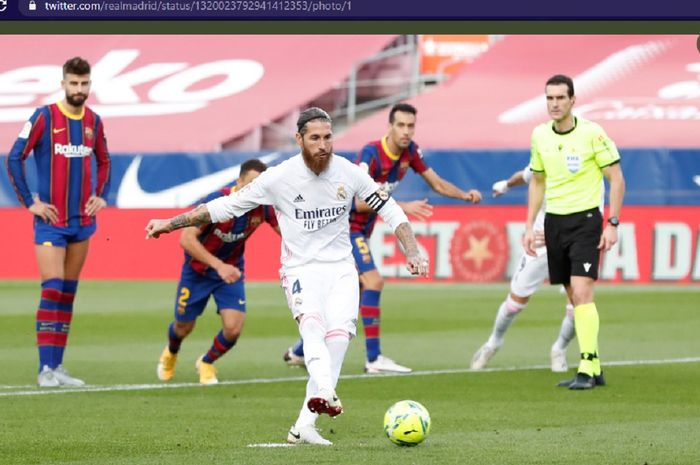 Kapten Real Madrid, Sergio Ramos, mencetak gol ke gawang Barcelona via titik putih dalam laga pekan ke-7 Liga Spanyol di Stadion Camp Nou, Sabtu (24/10/2020) pukul 21.00 WIB.