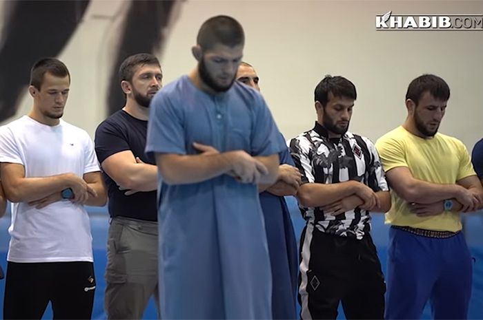 Atlet MMA, Khabib Nurmagomedov, memimpin salat berjamaah bersama rekan-rekan di sela-sela persiapan menuju UFC 254.