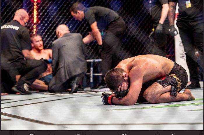 Khabib Nurmagomedov, tak kuasa menahan tangis setelah menang atas Justin Gaethje di UFC 254, Minggu (25/10/2020).