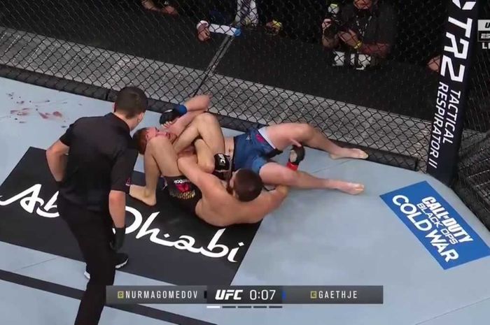 Khabib Nurmagomedov mengalahkan Justin Gaethje dengan kuncian triangle choke di UFC 254 pada 24 Oktober 2020. 