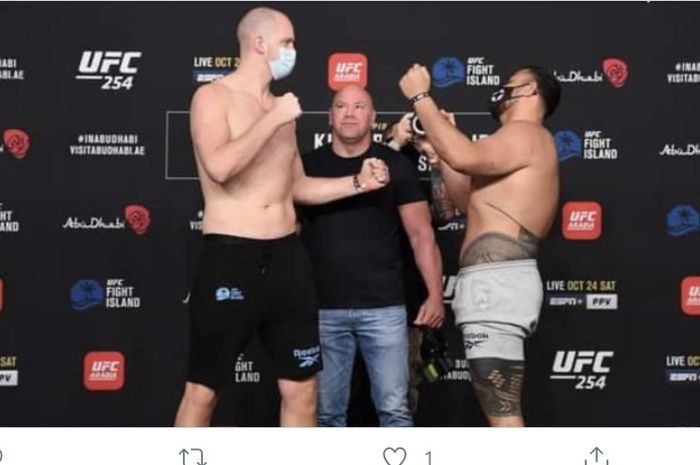 Petarung, Tai Tuivasa (kanan) dan Stefan Struve (kiri) dalam sesi faceoff UFC 254.