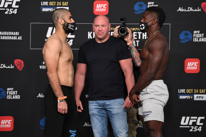 Jacob Malkoun (kiri) dan Phil Hawes (kanan) ditengahi oleh Dana White (tengah) saat melakukan sesi stare down pada UFC 254.