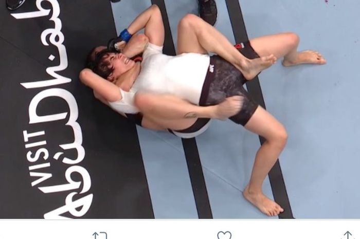 Liliya Shakirova, kalah dicekik Lauren Murphy di UFC 254, Minggu (25/10/2020) dini hari WIB.