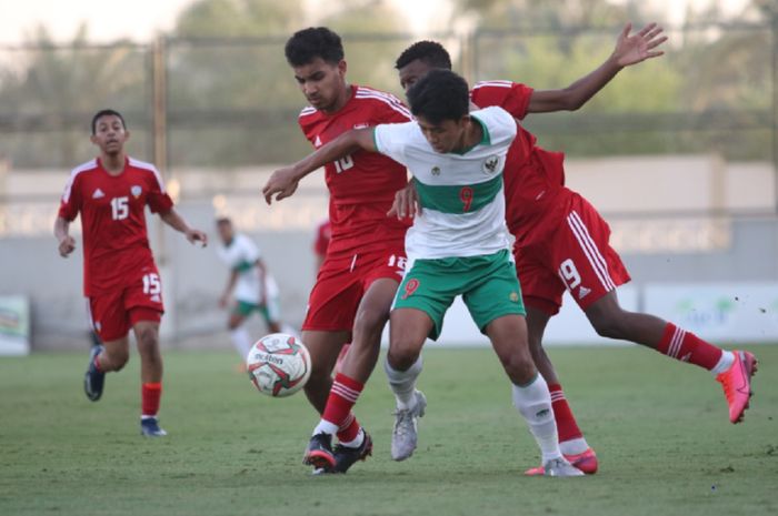 Pemain Timnas U-16 Indonesia Ahmad Athallah Araihan (tengah) dikeroyok dua pemain Uni Emirat Arab dalam uji coba internasional jilid kedua di Stadion FA UEA, Dubai, Sabtu (24/10/2020) petang waktu setempat.