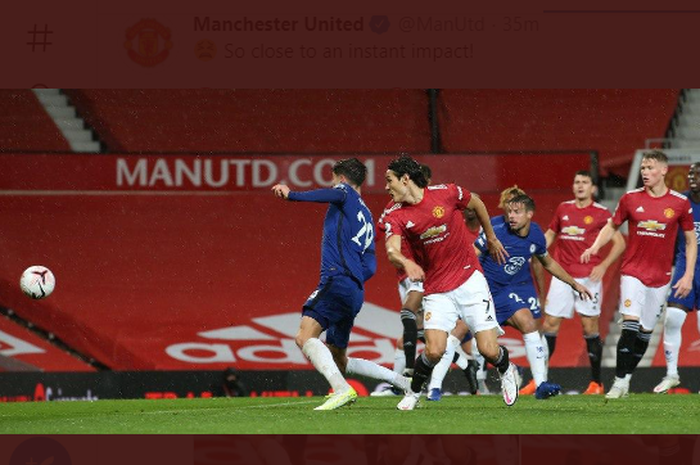 Momen sentuhan pertama Edinson Cavani pada laga Manchester United melawan Chelsea yang nyaris berbuah gol.