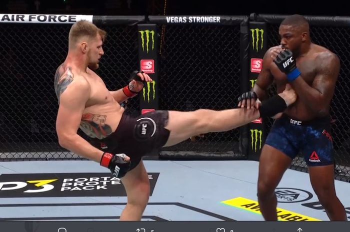 Tendangan super Alexander Volkov menamatkan perlawanan Walt Harris di UFC 254, Minggu (25/10/2020) WIB.