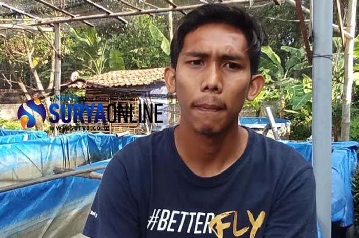 Pemain Persik Kediri, Yusuf Meilana, saat menunjukkan ternak ikan lele miliknya di rumahnya Desa Sambi Kecamatan Ringinrejo Kabupaten Kediri. 