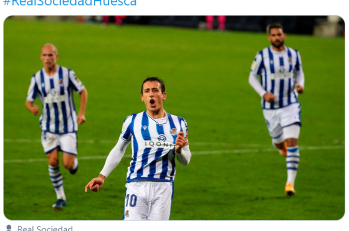 Pemain Real Sociedad, Mikel Oyarzabal (tengah) merayakan gol yang ia cetak ke gawang SD Huesca di pekan ke-7 Liga Spanyol 2020-2021.