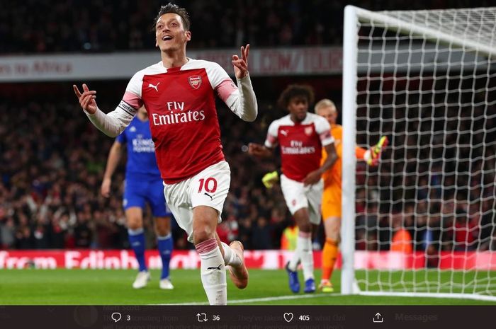 Mesut Oezil saat menginspirasi kemenangan Arsenal atas Leicester City.