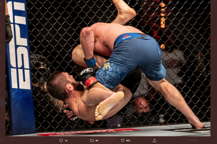 Momen ketika Khabib Nurmagomedov (bawah) melancarkan triangle choke kepada Justin Gaethje (atas) dalam ajang UFC 254, Minggu (25/10/2020)