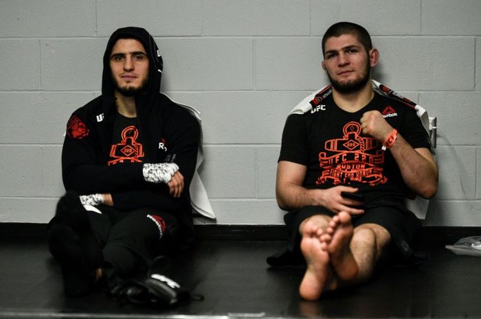 Jagoan UFC, Islam Makhachev (kiri) memberi tanggapan soal dirinya yang disangkut-pautkan dengan Khabib Nurmagomedov (kanan).