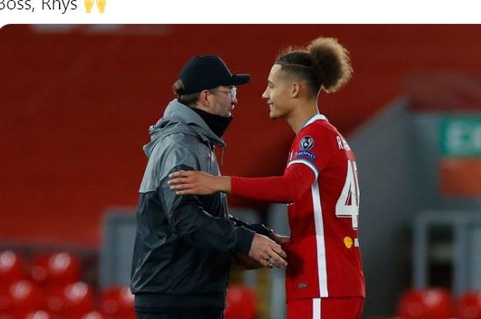 Pelatih Liverpool, Juergen Klopp, memeluk Rhys Williams, seusai laga Grup D Liga Champions melawan Midtjylland di Stadion Anfield, Selasa (27/10/2020).