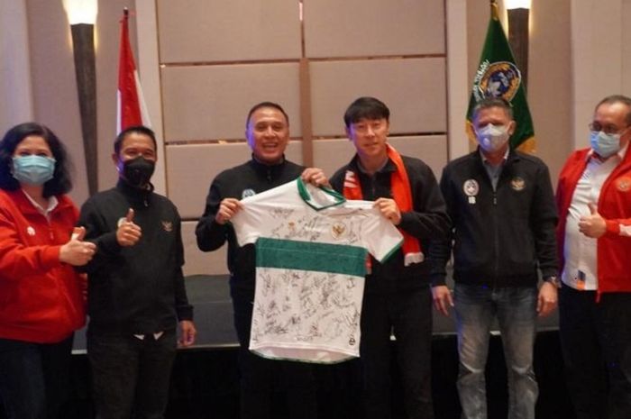 Ketua Umum PSSI Mochamad Iriawan dan jajarannya berpose dengan Pelatih Timnas U-19 Indonesia Shin Tae-yong usai tiba di Jakarta dari Kroasia, Selasa (27/10/2020).