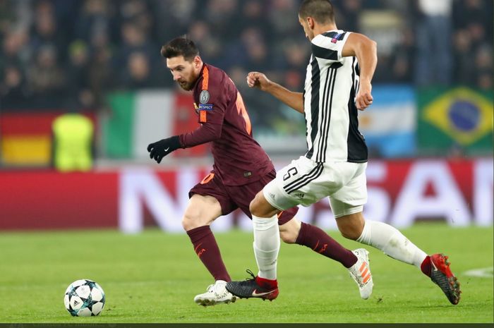 Duel antara Lionel Messi dan Leonardo pada laga Juventus kontra Barcelona pada Liga Champions 2017-2018 di Allianz Stadium.