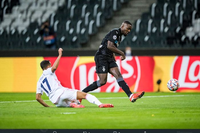 Striker Borussia Moenchengladbach, Marcus Thuram, mencetak gol ke gawang Real Madrid dalam laga Grup B Liga Champions di Stadion Borussia Park, Selasa (27/10/2020).