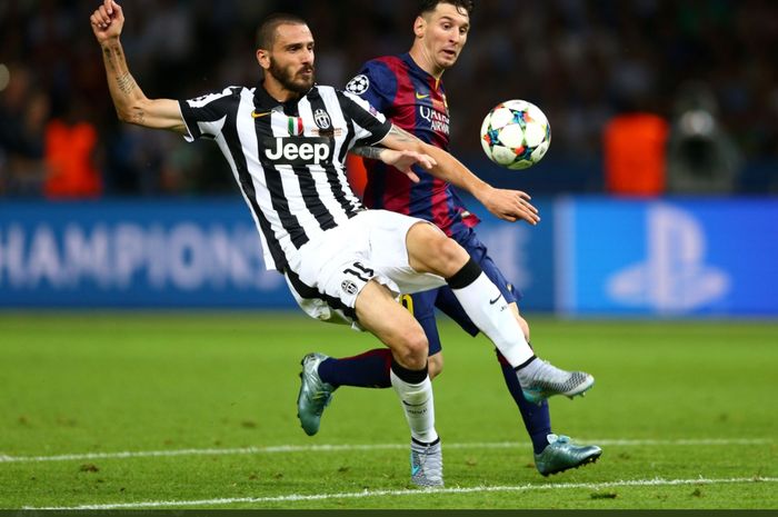 Duel antara Leonardo Bonucci dan Lionel Messi pada laga final Liga Champions 2014-2015.