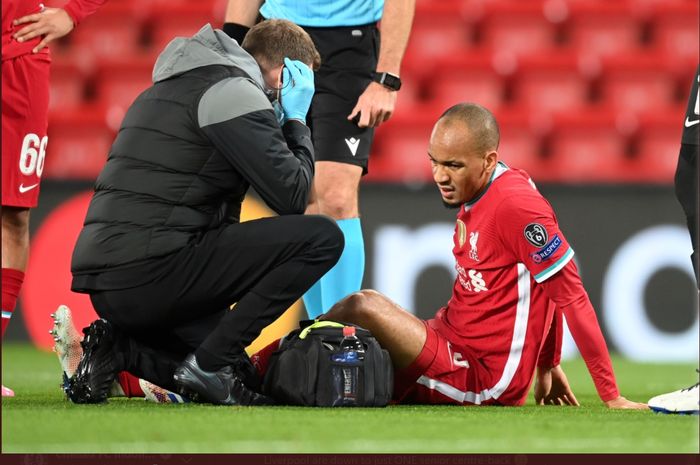 Gelandang yang kini bermain sebagai bek darurat Liverpool, Fabinho, mengalami cedera hamstring kala bertanding melawan Midtjylland pada laga Grup D Liga Champions, Selasa (27/10/2020).