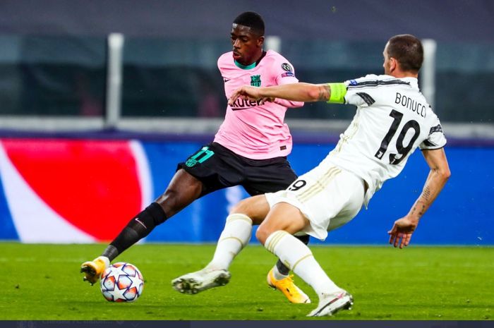 Winger Barcelona, Ousmane Dembele, berusaha melewati bek tengah Juventus, Leonardo Bonucci, pada matchday kedua Grup G Liga Champions 2020-2021.