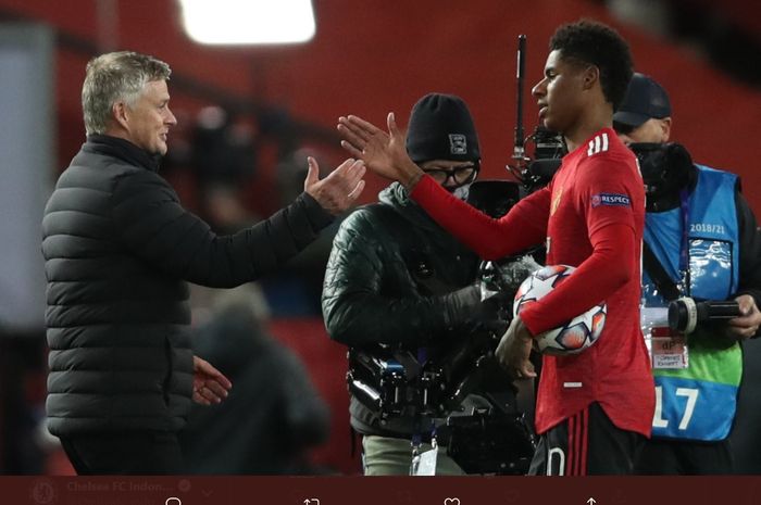 Momen Ole Gunnar Solskjaer memberikan salam ke Marcus Rashford setelah sukses mencetak hat-trick dalam kemenangan 5-0 Manchester United atas RB Leipzig di Old Trafford dalam lanjutan laga fase grup Liga Champions 2020-2021.