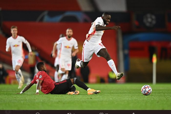 Bek tengah RB Leipzig, Dayot Upamecano, berusaha menghindari terjangan gelandang tengah Manchester United, Fred, pada matchday kedua Grup H Liga Champions 2020-2021 yang dihelat di Stadion Old Trafford, Rabu (28/10/2020) atau Kamis dini hari WIB.