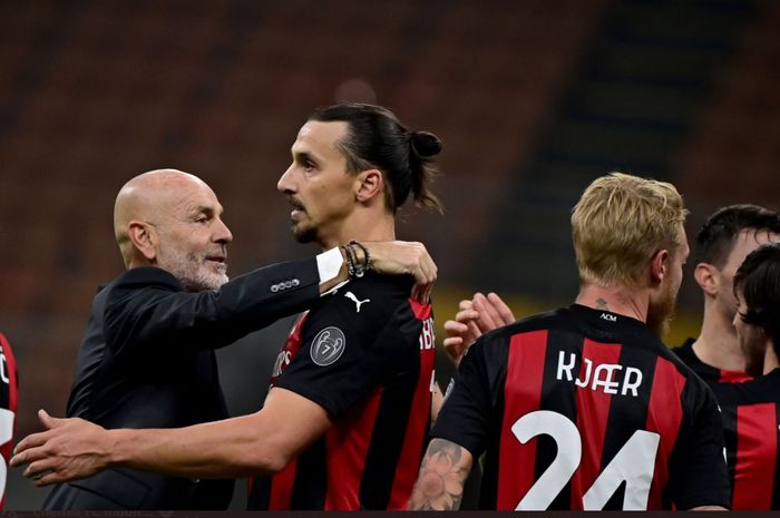 Momen Stefano Pioli memeluk Zlatan Ibrahimovic setelah AC Milan menyelesaikan satu pertandingan di Liga Italia 2020-2021.