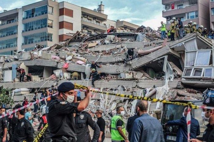 Tim penyelamat mencari korban di sebuah bangunan yang runtuh setelah gempa bumi dahsyat melanda pantai barat Turki dan sebagian Yunani, di Izmir pada 30 Oktober 2020. 