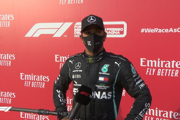 Pembalap Mercedes, Lewis Hamilton, setelah menjalani balapan GP Emilia Romagna di Sirkuit Imola, Italia, Minggu (1/11/2020).